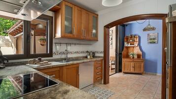 Køleskab, mikrobølgeovn, ovn, kogeplade