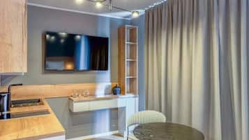 Tweepersoonskamer | Een bureau, een laptopwerkplek, een strijkplank/strijkijzer, gratis wifi