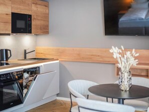 Deluxe-dobbeltværelse | Skrivebord, arbejdsområde til bærbare computere, strygejern/strygebræt