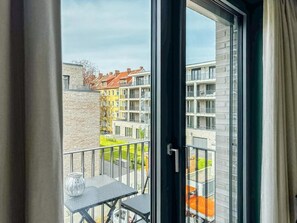 Chambre double, accessible aux personnes à mobilité réduite | Bureau, espace de travail pour ordinateurs portables