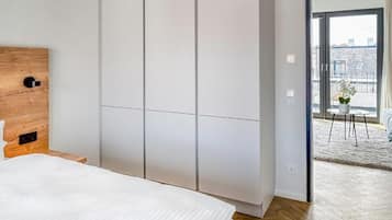 Studio | Een bureau, een laptopwerkplek, een strijkplank/strijkijzer, gratis wifi