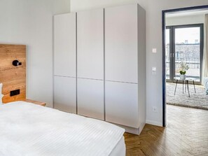 Studio | Desk, laptop workspace, iron/ironing board, free WiFi - Townhome Hotels (Hannover)