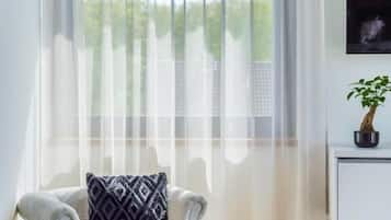 Studio | Een bureau, een laptopwerkplek, een strijkplank/strijkijzer, gratis wifi