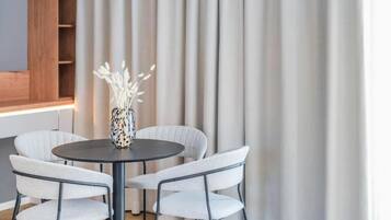 Deluxe tweepersoonskamer | Een bureau, een laptopwerkplek, een strijkplank/strijkijzer, gratis wifi