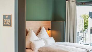 Tweepersoonskamer, toegankelijk voor rolstoelgebruikers | Een bureau, een laptopwerkplek, een strijkplank/strijkijzer, gratis wifi