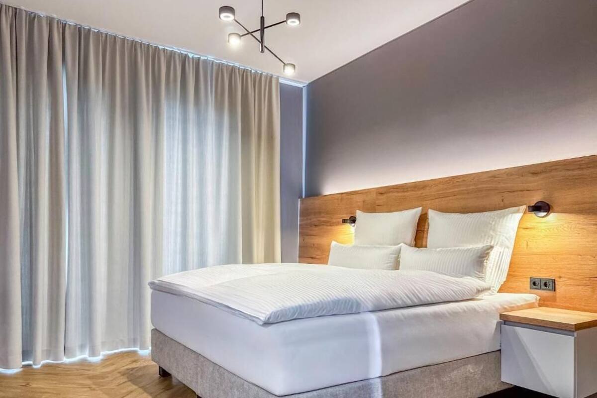 Deluxe Double Room | Desk, laptop workspace, iron/ironing board, WiFi (free)