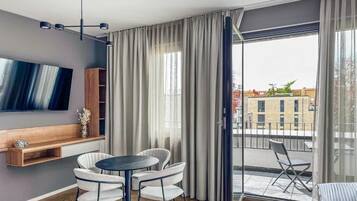 Deluxe Double Room | Desk, laptop workspace, iron/ironing board, free WiFi