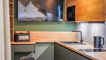 Dobbeltrom, tilpasset bevegelseshemmede | Skrivebord, skrivebord for bærbar PC og strykejern/-brett