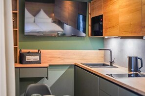 Chambre double, accessible aux personnes à mobilité réduite | Bureau, espace de travail pour ordinateurs portables
