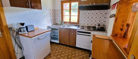 Kühlschrank, Ofen, Geschirrspüler, Wasserkocher mit Kaffee-/Teezubehör