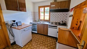 Fridge, oven, dishwasher, coffee/tea maker