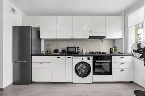 Réfrigérateur, micro-ondes, four, plaque de cuisson