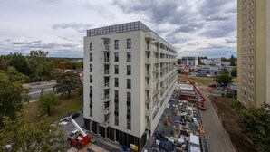 Un edificio de varios pisos con techo plano y varias balcones.