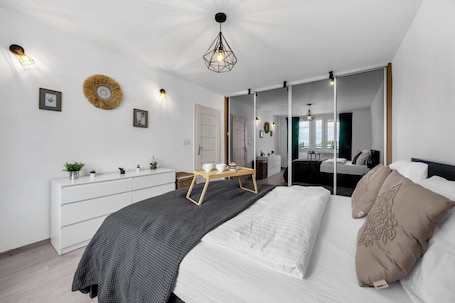 1 bedroom, iron/ironing board, free WiFi, bed sheets. Goclaw Apartment - 48m2, Balcony - by Rentujemy