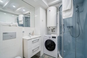 Articles de toilette gratuits, sèche-cheveux, serviettes fournies