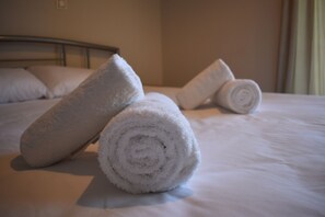 2 bedrooms, iron/ironing board, free WiFi, bed sheets