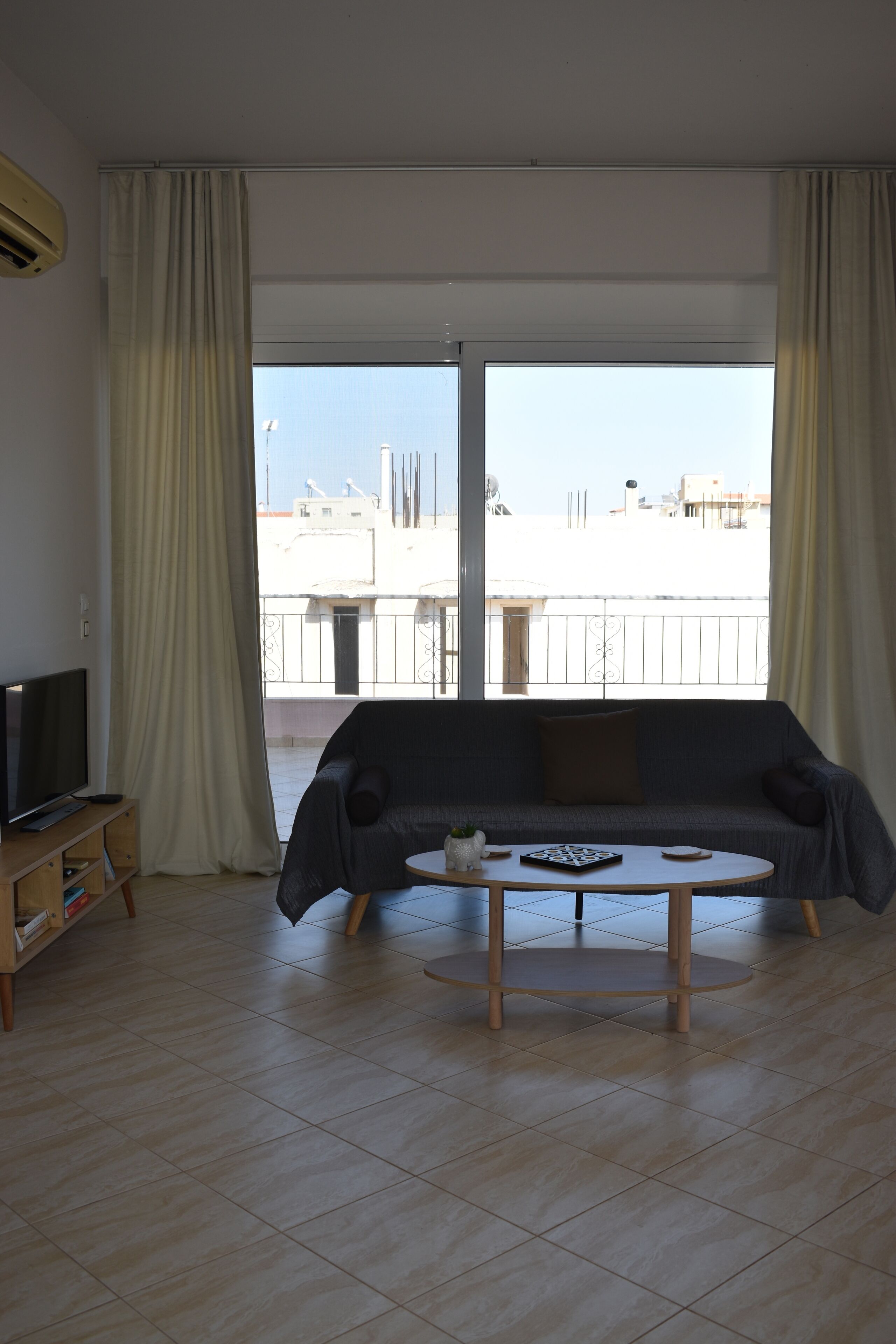 Smart TV, caminetto, libri