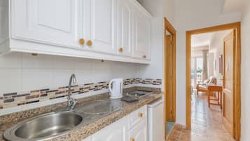 Fridge, stovetop, coffee/tea maker, electric kettle