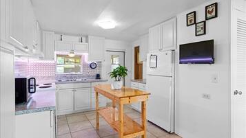 Mikroaaltouuni, uuni, liesi, astianpesukone