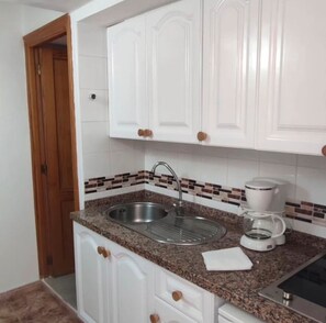 Refrigerador, placa de cocina, cafetera/tetera, tetera/pava eléctrica