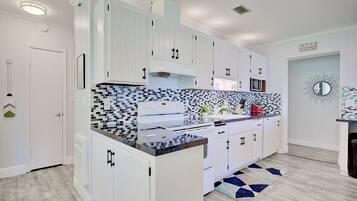 Microondas, horno, parrilla de estufa y lavavajillas