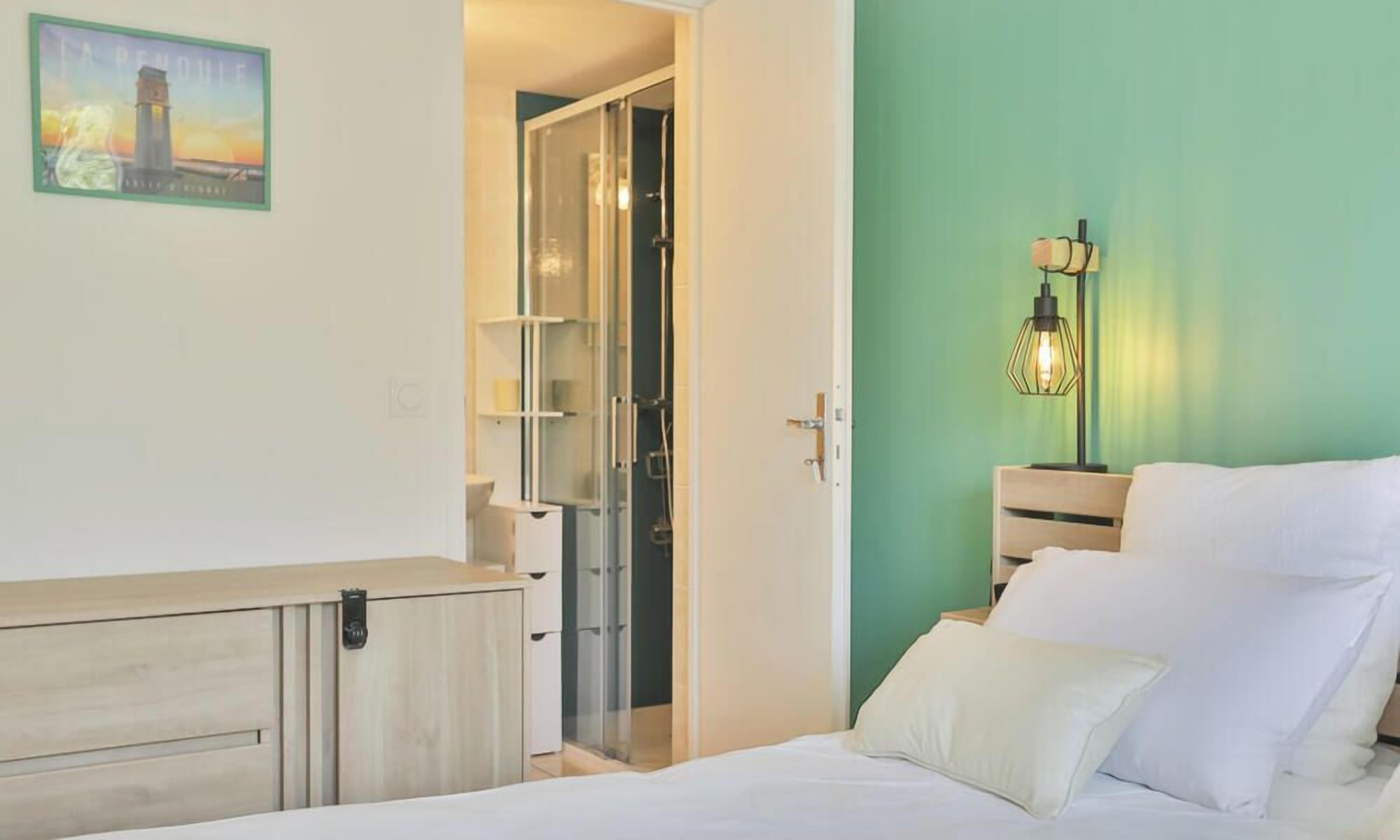 6 bedrooms, iron/ironing board, WiFi