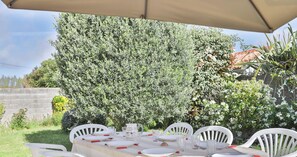 Outdoor dining - Grande Maison avec Jardin, Parking, proche de la Plage (Les Sables-d'Olonne)