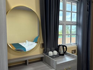 Deluxe tweepersoonskamer, balkon, uitzicht op zee | Een kluis op de kamer, een laptopwerkplek, verduisterende gordijnen