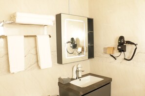 Familien-Dreibettzimmer | Badezimmer | Duschwanne, kostenlose Toilettenartikel, Haartrockner, Handtücher