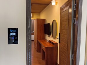 Familie driepersoonskamer | Een kluis op de kamer, een laptopwerkplek, verduisterende gordijnen