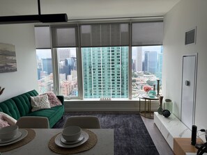 TV - Modern Elegance meets Chicago High Rise 1-bedroom apt with a breathtaking view (Chicago)