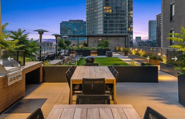Outdoor dining - Modern Elegance meets Chicago High Rise 1-bedroom apt with a breathtaking view (Chicago)