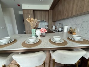 Microwave, oven, stovetop, dishwasher - Modern Elegance meets Chicago High Rise 1-bedroom apt with a breathtaking view (Chicago)