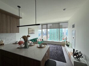 TV - Modern Elegance meets Chicago High Rise 1-bedroom apt with a breathtaking view (Chicago)