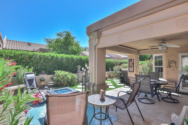 Outdoor dining - Charming 2-bedroom townhome with fitness room and clubhouse in Peoria (Peoria)