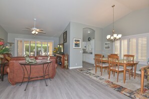 TV - Charming 2-bedroom townhome with fitness room and clubhouse in Peoria (Peoria)