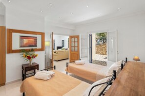 6 bedrooms, iron/ironing board, WiFi, bed sheets