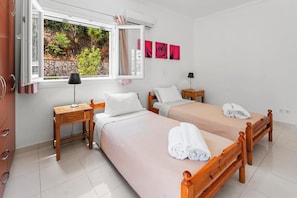 6 bedrooms, iron/ironing board, WiFi, bed sheets