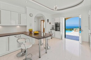 Fridge, microwave, dishwasher, coffee/tea maker