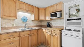 House, 1 Queen Bed with Sofa bed (Son and Sand) | Private kitchen