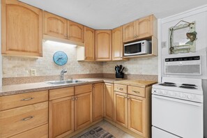 House, 1 Queen Bed with Sofa bed (Son and Sand) | Private kitchen