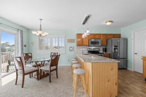 House, Multiple Beds (Son and Surf) | Private kitchen