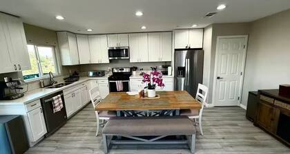 Modern 3-bed Hub resort / ping pong & pool table. Game room