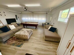 TV, fireplace