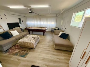 TV, fireplace