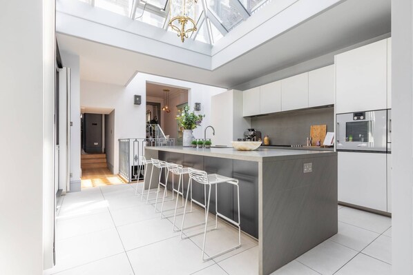 Fridge, dishwasher, coffee/tea maker, toaster