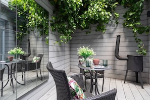 Outdoor dining - Eccleston Street III by onefinestay (London)