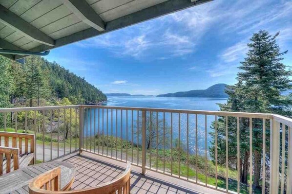 Property grounds - Hillside Deluxe Two King Suite (Eastsound)