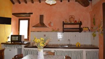 Kühlschrank, Ofen, Herdplatte, Wasserkocher mit Kaffee-/Teezubehör