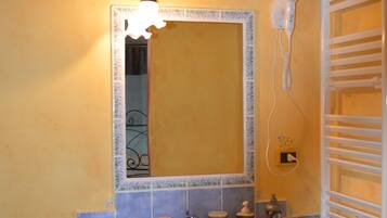 Dusche, Haartrockner, Bidet, Handtücher